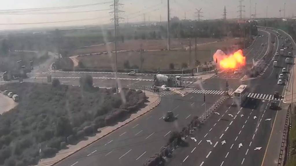 Einschlag einer mutmasslich aus dem Gazastreifen abgefeuerten Rakete bei einer Strasse in der israelischen Stadt Ashdod.