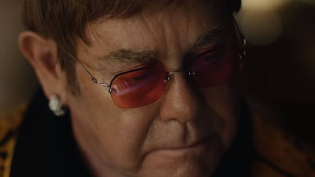 Elton John sitzt am Klavier für die Werbung eines John Lewis-Werbung.