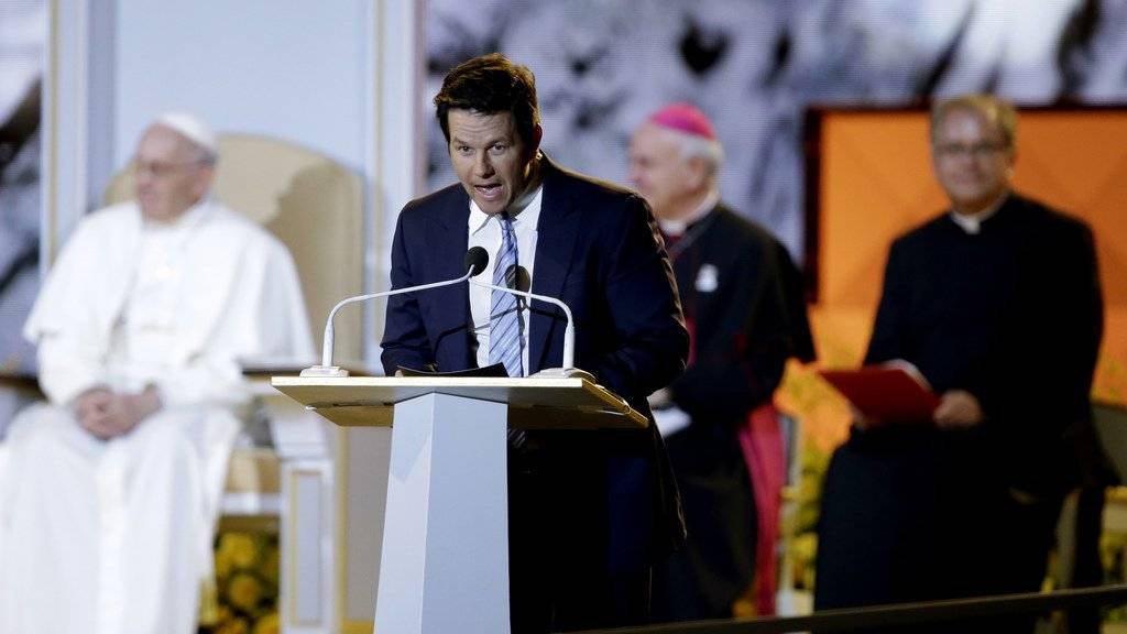 Mark Wahlberg im Vordergrund, Papst Franziskus hinten links am Samstag auf dem Fest der Familien in  Philadelphia.