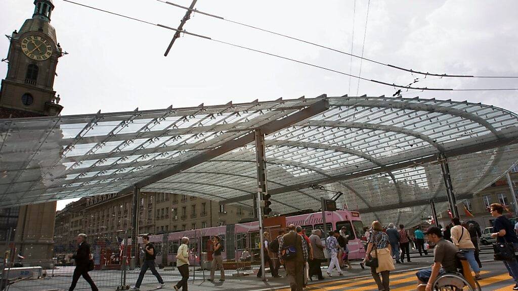 Blick auf den Berner Bahnhofplatz mit seinem charakteristischen Baldachin aus Glas und Stahl. (Archivbild)