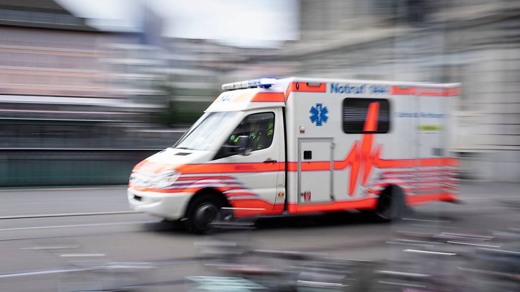 Die Velofahrerin wurde von einer Ambulanz ins Spital gebracht. (Symbolbild)