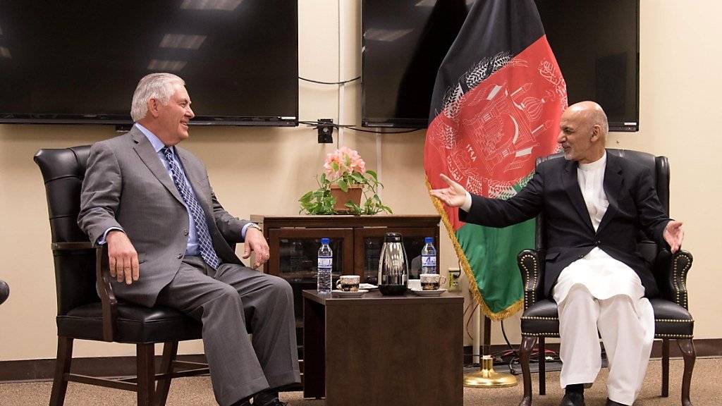 US-Aussenminister Rex Tillerson ist nach einem Überraschungsbesuch in Afghanistan bei dem Präsidenten Aschraf Ghani auch unerwartet in den Irak gereist und mit dem irakischen Regierungschef Haider al-Abadi zusammengekommen.