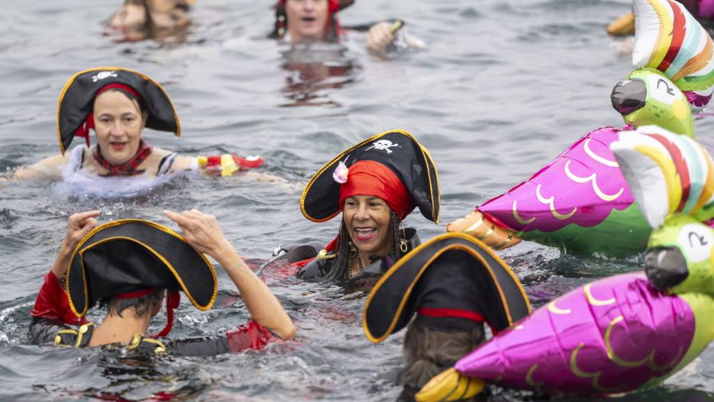 Die Schwimmerinnen und Schweimmer in Genf wetteifern um originelle Verkleidungen, die im Wasser auffallen und dem eisigen Bad standhalten.
