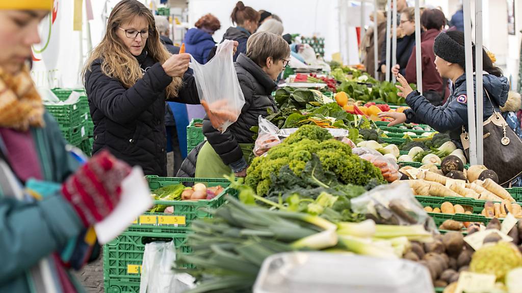 Marktbesucher am Luzerner Wochenmarkt an der Reuss in Luzern.