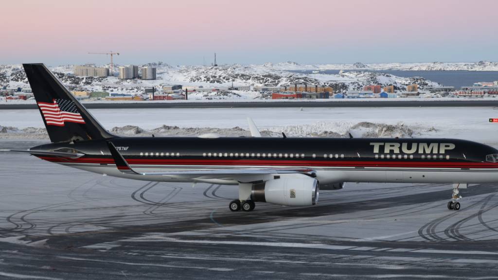 ARCHIV - Ein Flugzeug mit Donald Trump Jr. an Bord landet in Nuuk. Foto: Emil Stach/Ritzau Scanpix Foto/AP/dpa - ACHTUNG: Nur zur redaktionellen Verwendung und nur mit vollständiger Nennung des vorstehenden Credits