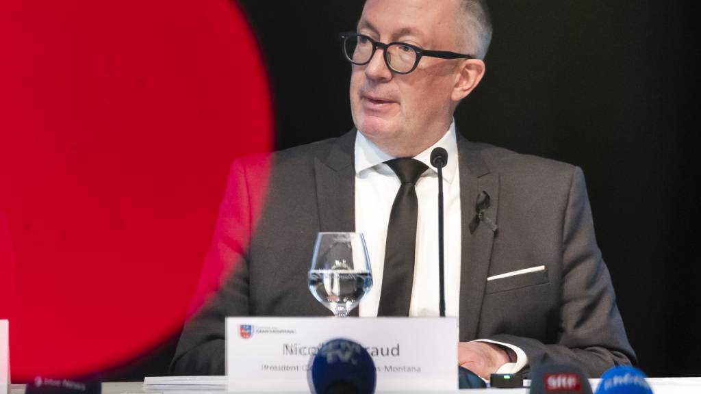 Die Gemeinde Crans-Montana war über mehrere frühere Verstösse hinsichtlich der Brandschutzvorschriften in der Bar «Le Constellation» informiert. (Im Bild: Gemeindepräsident Nicolas Féraud).