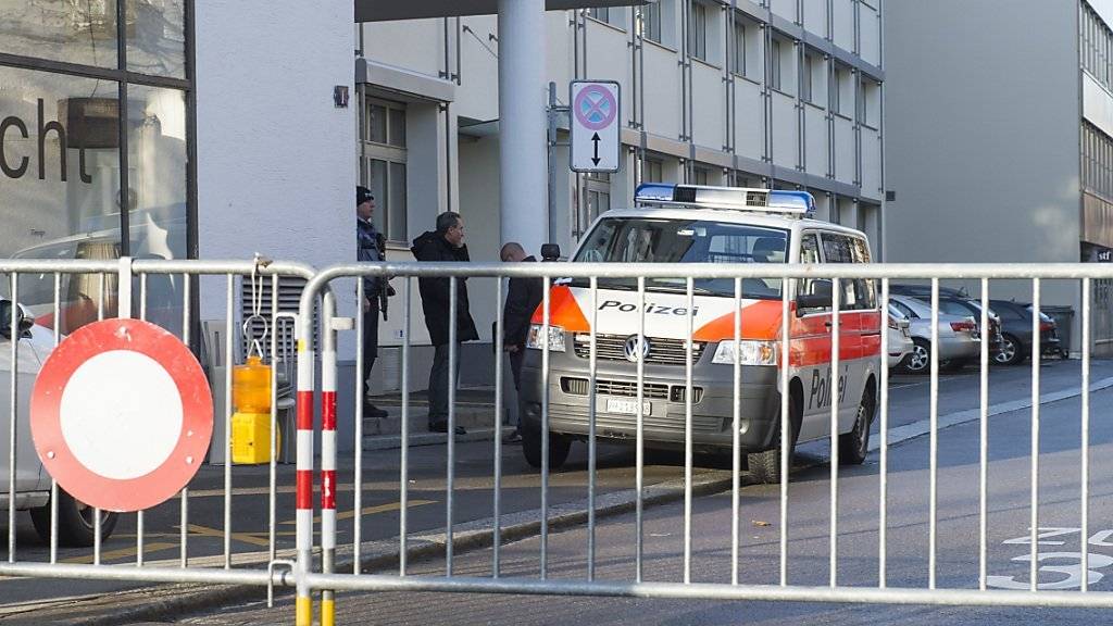 Die Zürcher Stadtpolizei hat am Donnerstag wegen verdächtiger Personen die Strasse vor einer jüdischen Tagesschule gesperrt.