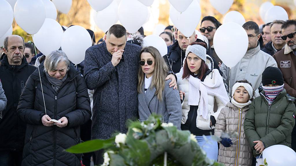 Mit weissen Ballons auf einem stillen Trauermarsch gedenkten rund 500 Personen den Opfern der Schiesserei in Sitten von Montag.