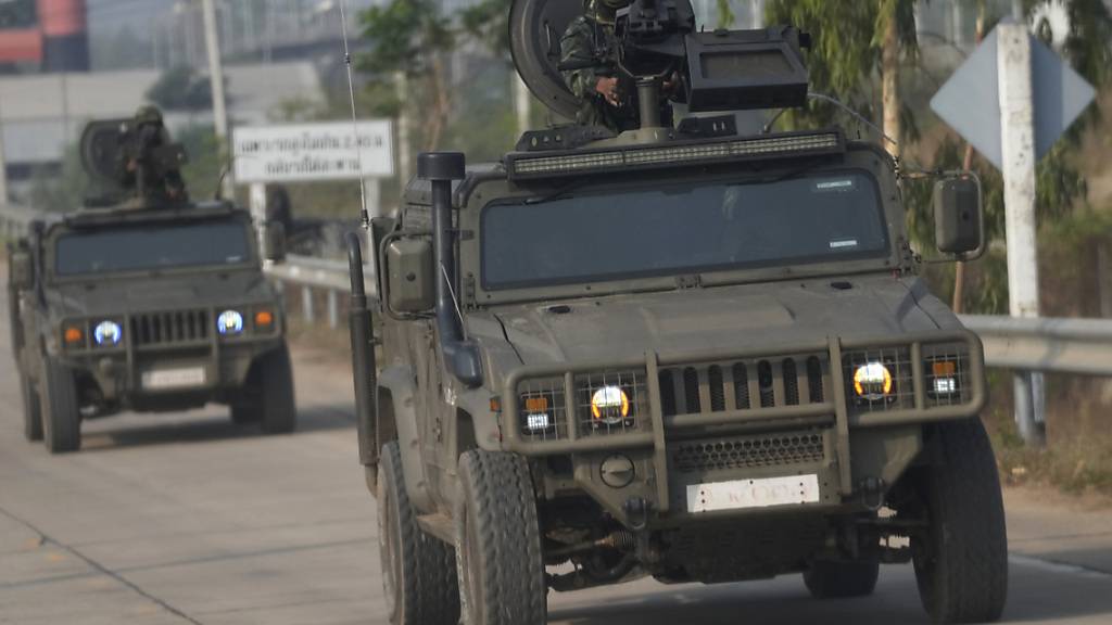 ARCHIV - Thailändische Soldaten fahren auf gepanzerten Fahrzeugen in der Nähe der zweiten thailändisch-myanmarischen Freundschaftsbrücke in Mae Sot in der thailändischen Provinz Tak. Foto: Sakchai Lalit/AP/dpa