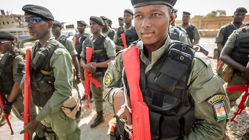 ARCHIV - Auszubildende Polizisten der nigrischen Grenzschutzkompanie stehen nach einer Vorführung bei der zivilen EU-Unterstützungsmission EUCAP Sahel Niger. Foto: Michael Kappeler/dpa