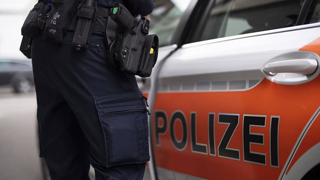Die Kantonspolizei St. Gallen verhaftete kurz nach einem Überfall auf einen Kiosk in Bazenheid einen tatverdächtigen Mann. (Symbolbild)