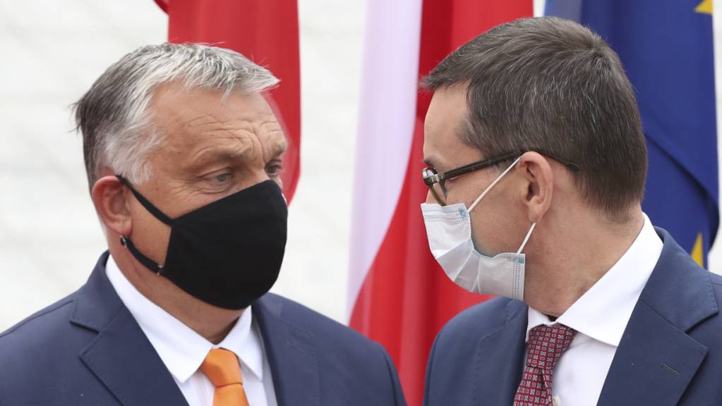Mateusz Morawiecki (rechts), Premierminister von Polen, trägt einen Mundschutz und begrüsst Viktor Orban, Premierminister von Ungarn, ebenfalls mit Mundschutz, zum Treffen der Premierminister der Visegrad-Staaten.