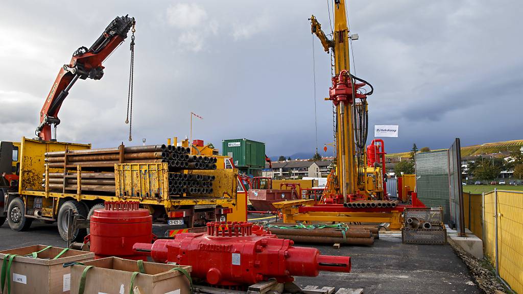 Geothermische Probebohrung in Lully bei Genf im November 2019. Für das Pilotprojekt in Haute-Sorne (JU) wird das Sicherheitsnetz engmaschiger. Damit will man das Risiko für befürchtete Erdbeben weiter verkleinern. (Themenbild)