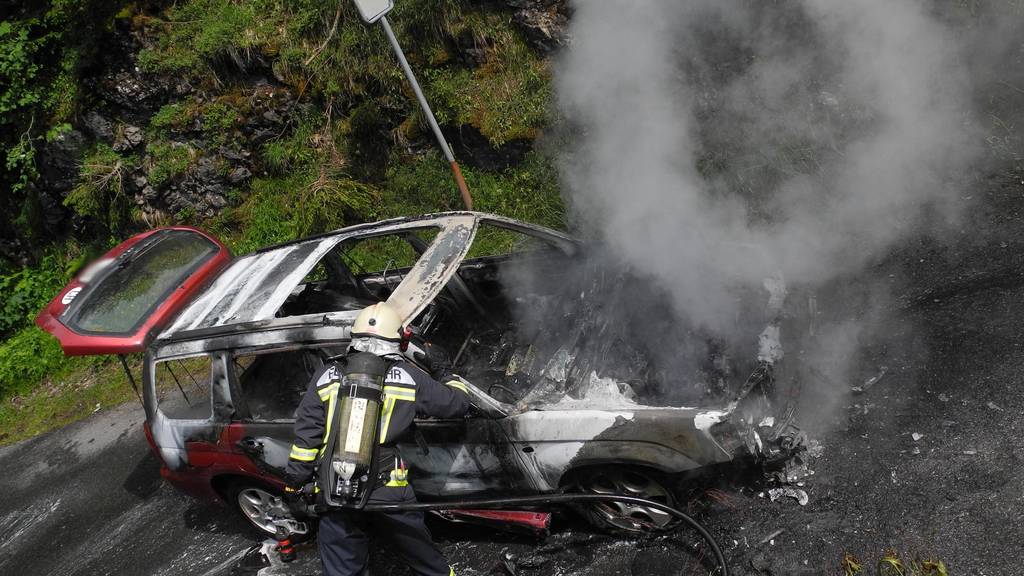 Auto in Muotathal komplett ausgebrannt
