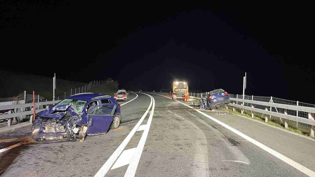 Beim Unfall auf der A13 bei Andeer GR kamen zwei Personen ums Leben.