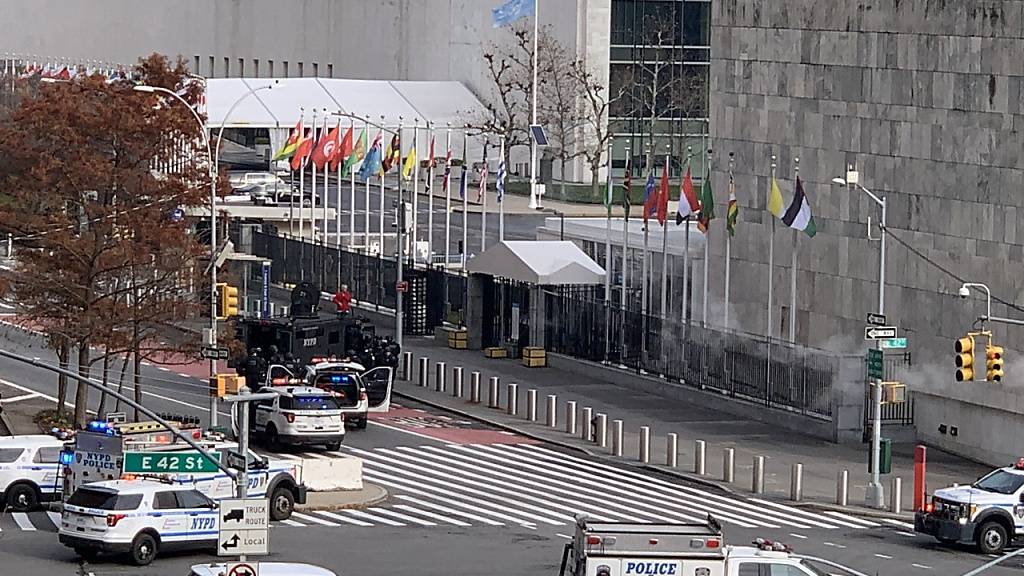Einsatzwagen der Polizei stehen vor dem Hauptsitz der Vereinten Nationen. Der Hauptsitz ist am Donnerstag wegen eines laufenden Polizeieinsatzes vor dem Gebäude abgeriegelt worden. Foto: Benno Schwinghammer/dpa