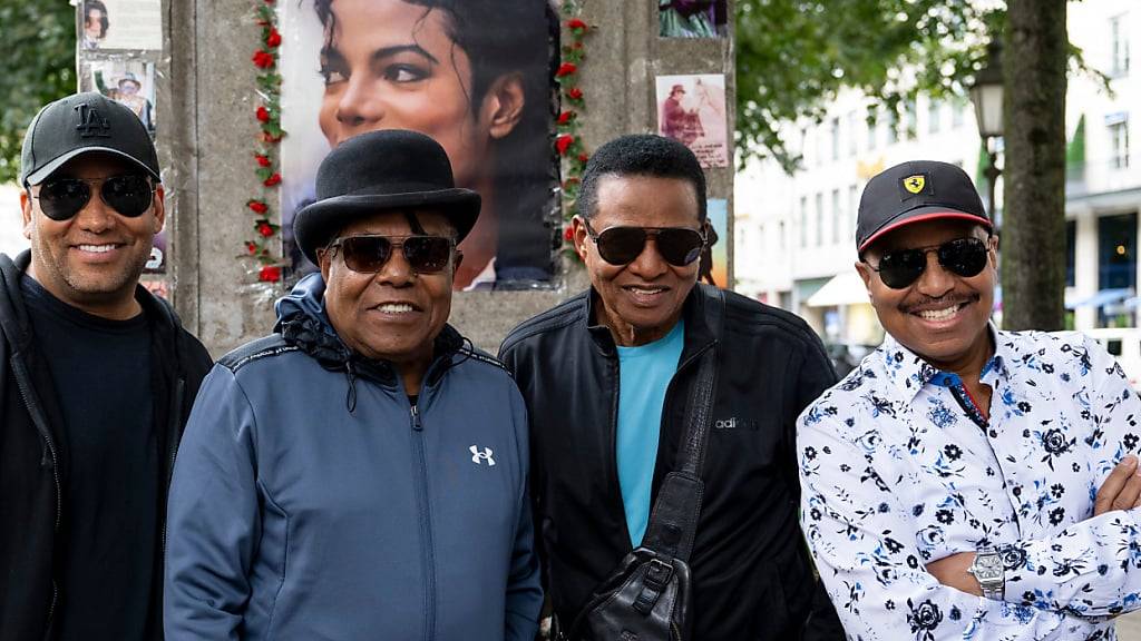 ARCHIV - Die Musikband «The Jacksons» mit Tito (2.v.l-r), Jackie und Marlon Jackson, sowie Titos Sohn Taryll Jackson (l) stehen vor einer Pressekonferenz vor dem Michael-Jackson-Denkmal vor dem Hotel Bayerischer Hof. Foto: Lennart Preiss/dpa