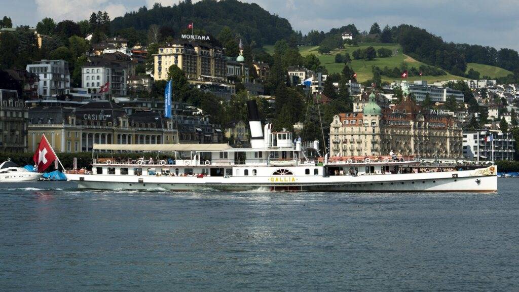 Das Dampfschiff Gallia der Schiffahrtsgesellschaft Vierwaldstättersee (SGV) verlässt das Luzerner Seebecken. (Archivbild)