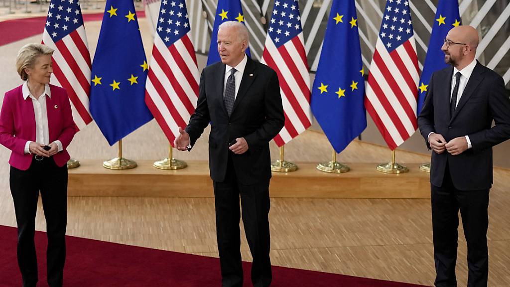 ARCHIV - Ursula von der Leyen (CDU, l-r), Präsidentin der Europäischen Kommission, Joe Biden, Präsident der USA, und Charles Michel, Präsident des Europäischen Rats, sprechen mit Journalisten vor dem EU-USA-Gipfel im Gebäude des Europäischen Rates. Foto: Francisco Seco/AP/dpa