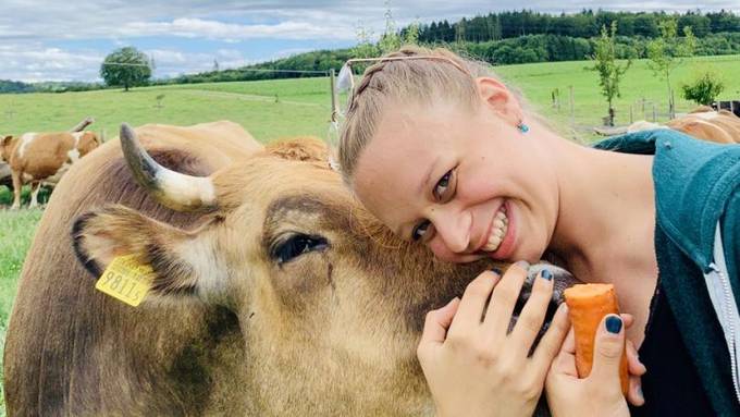 15-Jährige rettet Kuh vor dem Schlachthof, braucht aber finanzielle Hilfe
