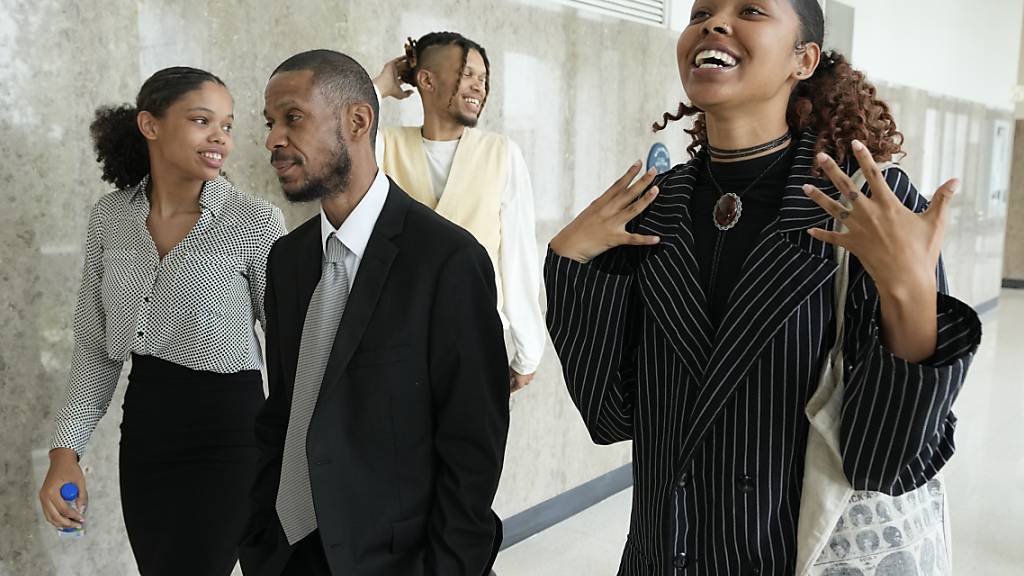 Kecalf Franklin (2.v.l) verlässt mit seinen Kindern eine Gerichtsverhandlung. Foto: Carlos Osorio/AP