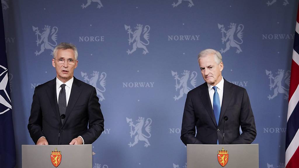 Der scheidende NATO-Generalsekretär Jens Stoltenberg (l) und der norwegische Ministerpräsident Jonas Gahr Støre geben eine Pressekonferenz in der Residenz des Ministerpräsidenten in Oslo. Foto: Thomas Fure/NTB/dpa