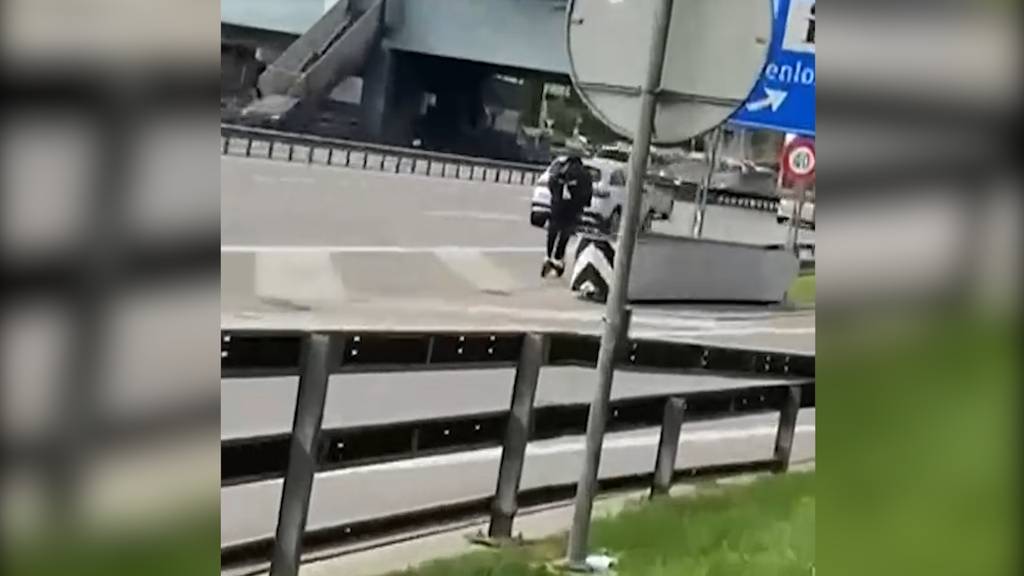 Unbekannter fährt mit E-Scooter auf Autobahn