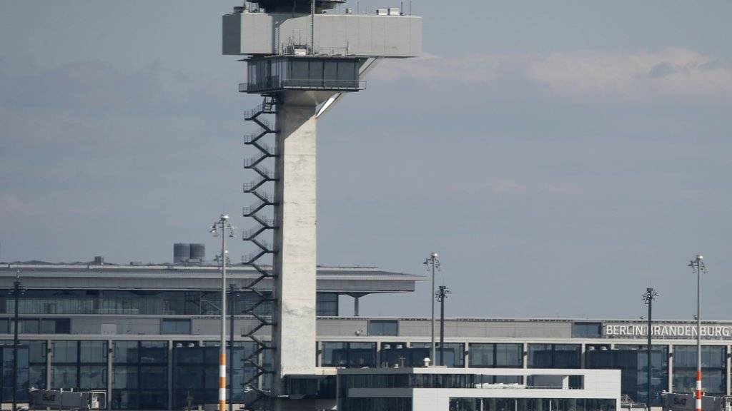 Das Flughafengebäude steht, eröffnet ist der Hauptstadtflughafen in Berlin aber noch immer nicht. Nun will die Lufthansa die Eröffnung erneut verschieben. (Archiv)