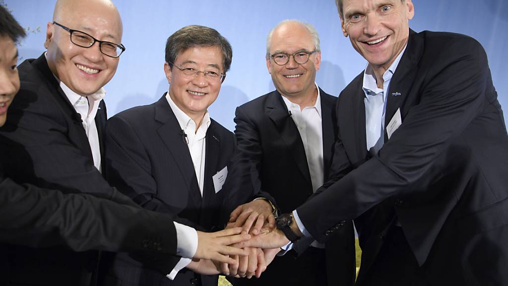 Syngenta-CEO Erik Fyrwald (ganz rechts) geht in den Ruhestand. Das Bild wurde aufgenommen, als 2017 die Übernahme von Syngenta durch ChemChina  bekannt gegeben wurde. (Archivbild)