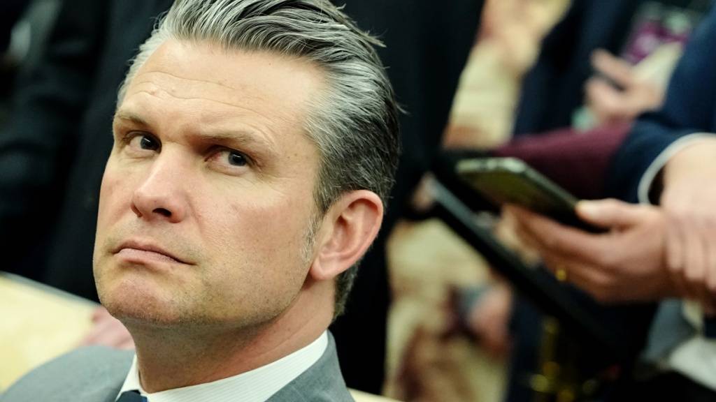 ARCHIV - US-Verteidigungsminister Pete Hegseth nimmt am Treffen von US-Präsident Trump und Bundeskanzler Merz im Weißen Haus teil. Foto: Kay Nietfeld/dpa