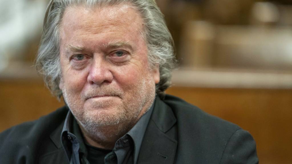 ARCHIV - Steve Bannon, ehemaliger Chef-Stratege des ehemaligen US-Präsidenten Trump, sitzt in einem Gerichtsgebäude in New York. Foto: Steven Hirsch/Pool New York Post/AP/dpa