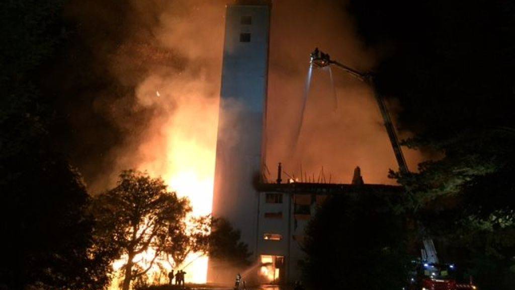 Die Getreidemühle in Cousset FR wurde ein Raub der Flammen. (Bild Kantonspolizei Freiburg)