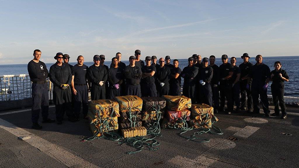 Dicken Drogenfisch an Land gezogen: Auf einem Schiff vor Ecuadors Küste entdeckte die Polizei 5,5 Tonnen Kokain. (Symbolbild)