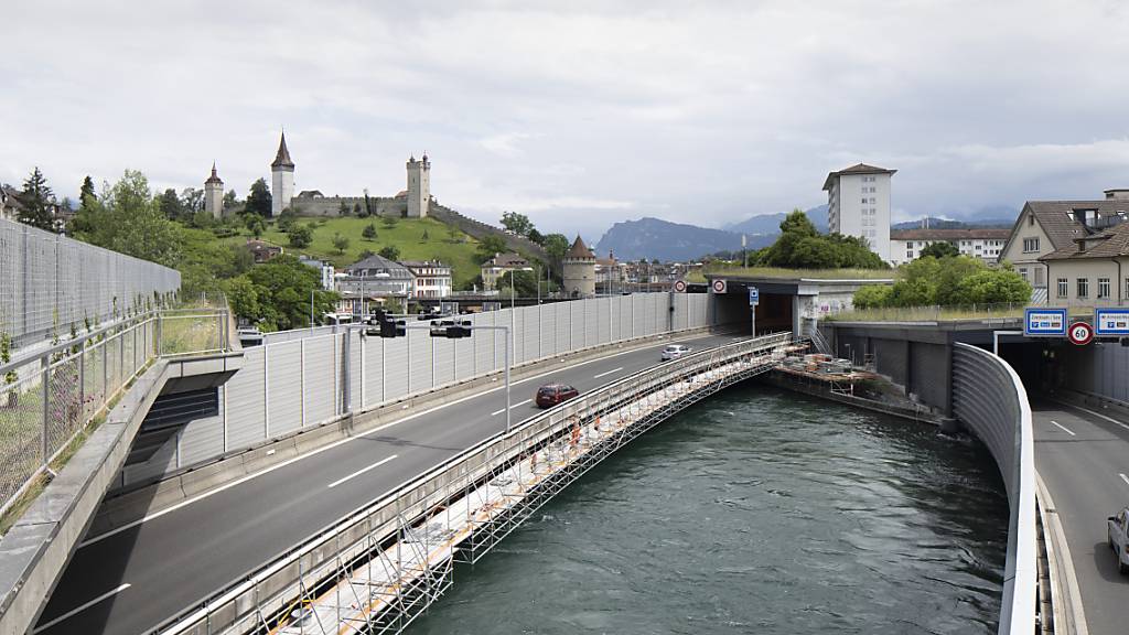 Blick auf die Autobahn in Luzern: Der Regierungsrat will in der Mobilität nach eigenen Angaben neue Wege gehen. (Archivaufnahme)
