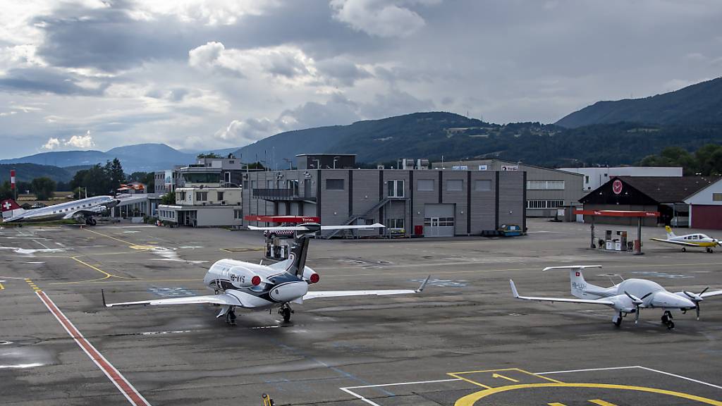 Auf einem Feld in der Nähe des Flughafen Grenchen ist am Sonntagnachmittag ein Flugzeug für Fallschirmspringer abgestürzt. (Archivbild)