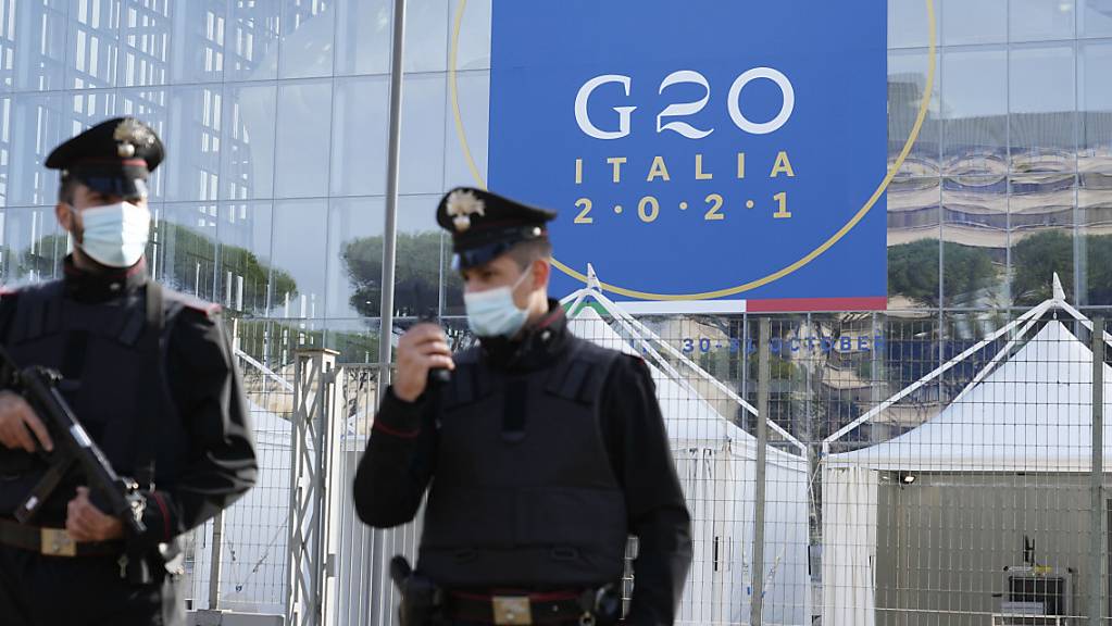 dpatopbilder - Italienische Carabinieri patrouillieren vor dem Kongresszentrum La Nuvola (die Wolke), in dem der G20-Gipfel stattfinden. Foto: Gregorio Borgia/AP/dpa