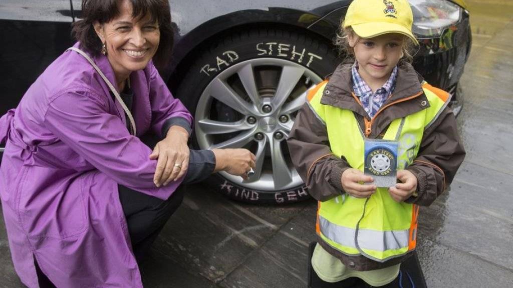 Verkehrsministerin Doris Leuthard warb im letzten Jahr zusammen mit Schulkindern für die Kampagne «Rad steht Kind geht» und schrieb diesen sogar auf die Reifen ihres Tesla-Dienstwagen. (Archivbild)
