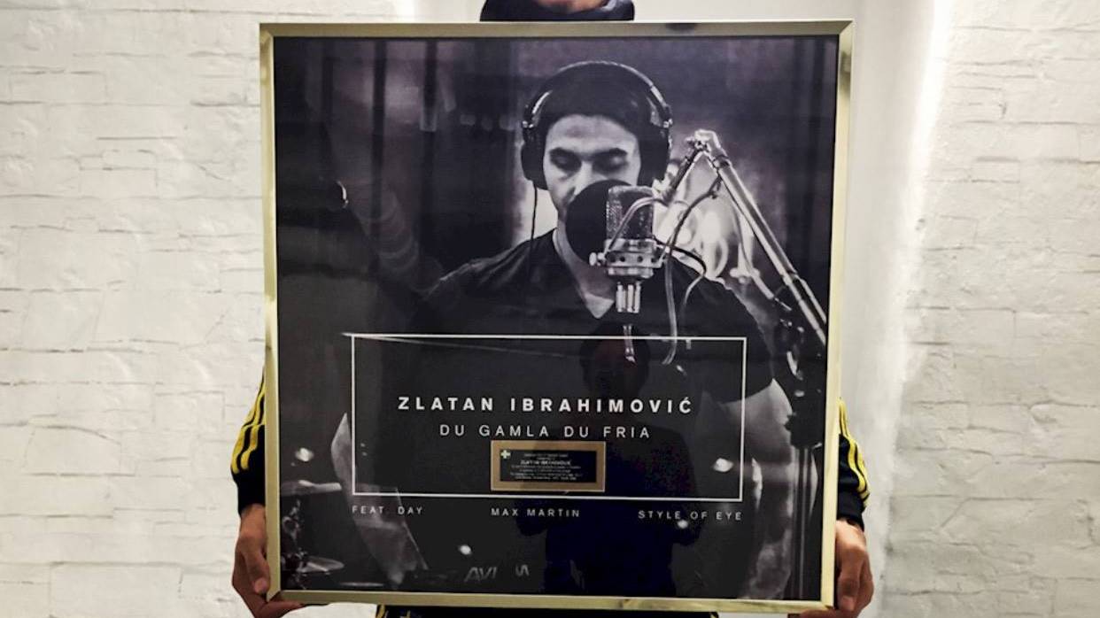 Zlatan Ibrahimovic mit der Auszeichnung.
