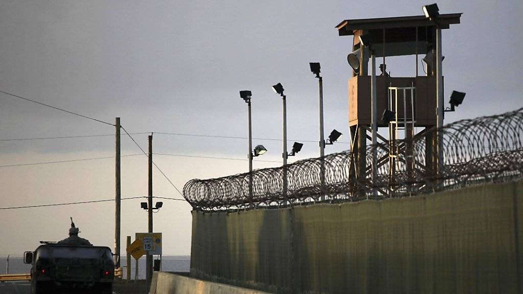 Das US-Gefangenenlager Guantanamo Bay in Kuba von aussen: Die USA hat fünf Insassen in die Vereinigten Arabischen Emirate überstellt. (Archivbild)