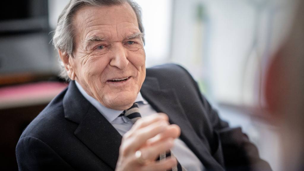 ARCHIV - Gerhard Schröder (SPD), Bundeskanzler von 1998 bis 2005, aufgenommen in seiner Kanzlei. Foto: Michael Kappeler/dpa