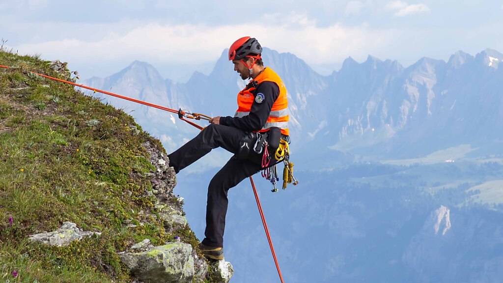 Die alpine Einsatzgruppe der Kantonspolizei St.Gallen in unwegsamem Gelände. (Symbolbild)