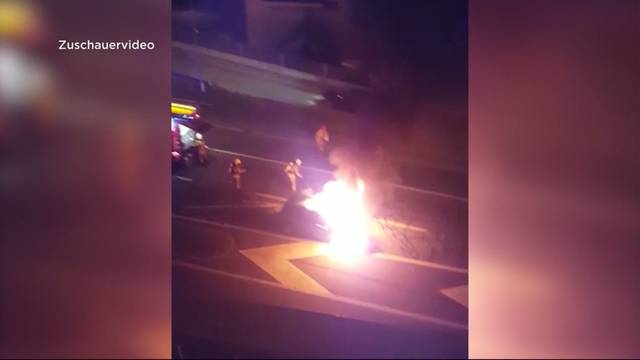 Auto fängt während Fahrt Feuer