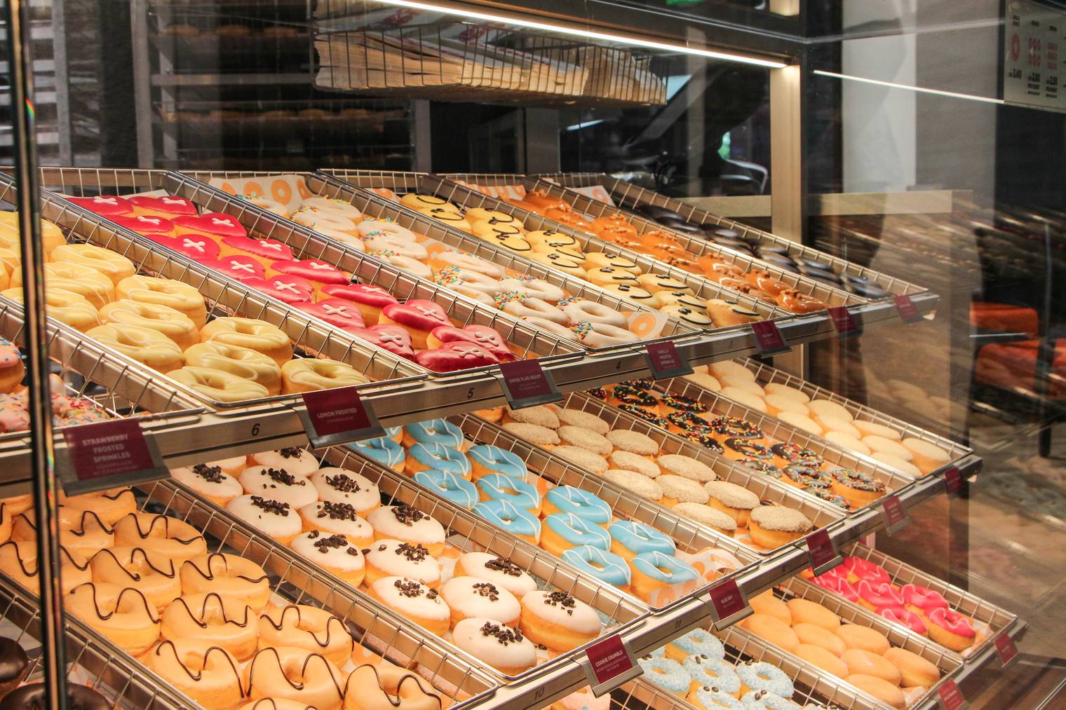 Die kunterbunte Donut-Auswahl. Bild: FM1Today/Stefanie Rohner