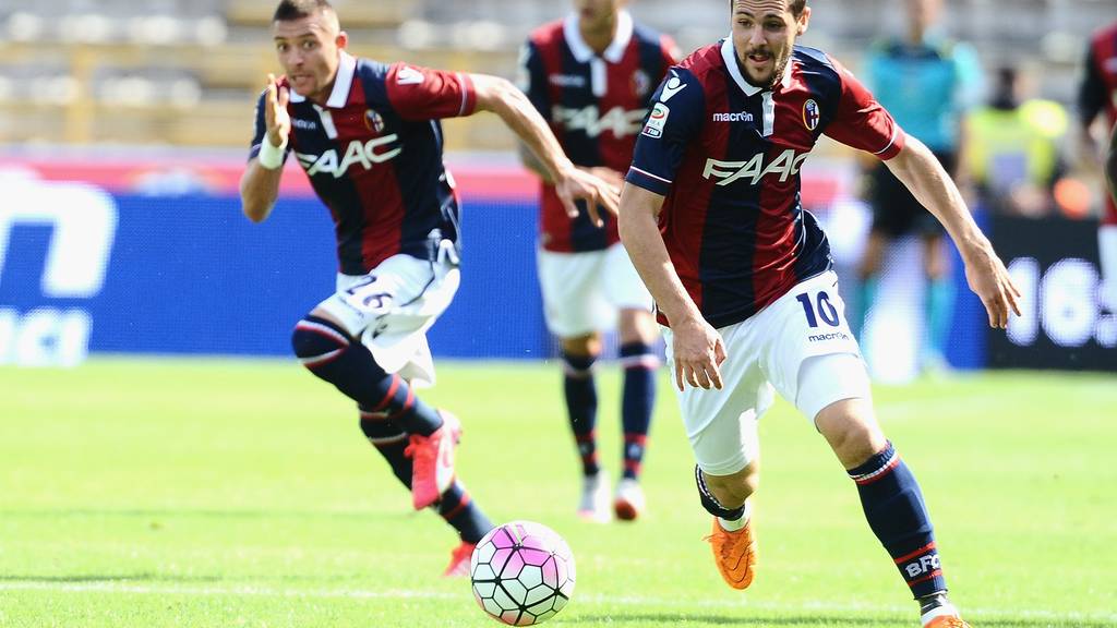 BOLOGNA, ITALY - SEPTEMBER 20:  Mattia Destro # 10 of Bologna FC in action during the Serie A match between Bologna FC and Frosinone Calcio at Stadio Renato Dall'Ara on September 20, 2015 in Bologna, Italy.  (Photo by Mario Carlini / Iguana Press/Getty Images)