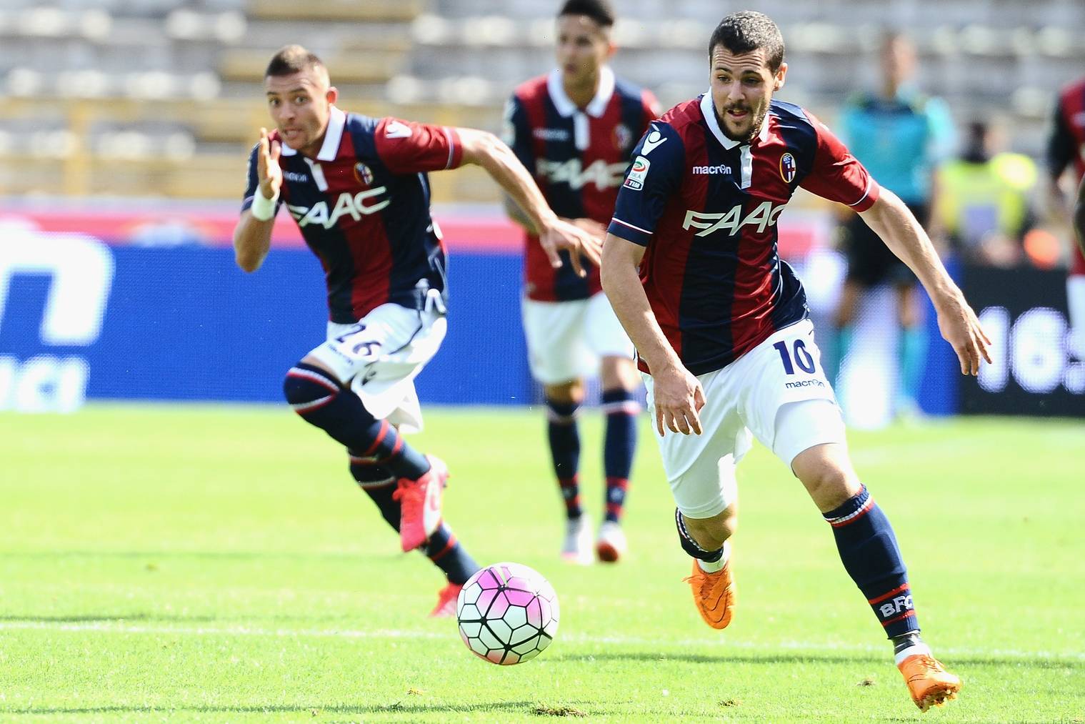 BOLOGNA, ITALY - SEPTEMBER 20:  Mattia Destro # 10 of Bologna FC in action during the Serie A match between Bologna FC and Frosinone Calcio at Stadio Renato Dall'Ara on September 20, 2015 in Bologna, Italy.  (Photo by Mario Carlini / Iguana Press/Getty Images)