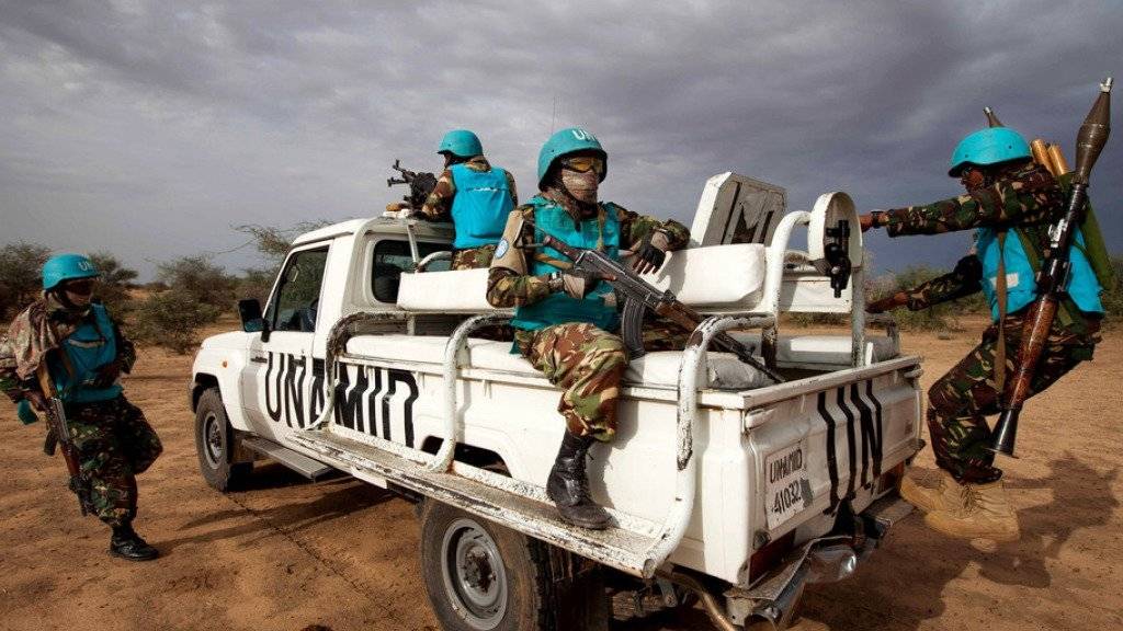 Ein UNO-Patrouille in Darfur. Die internationalen Truppen konnten die C-Waffen-Angriffe nicht verhindern. (Archiv)