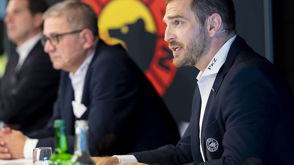 Raeto Raffainer (rechts) wird neuer CEO des SC Bern. Er löst Marc Lüthi (mitte) ab, der dafür ab 1. September 2022 den Verwaltungsrat präsidieren wird