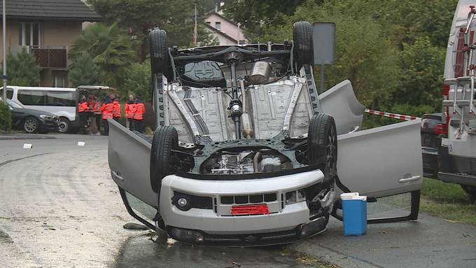 Auto überschlägt sich bei Selbstunfall in Dübendorf