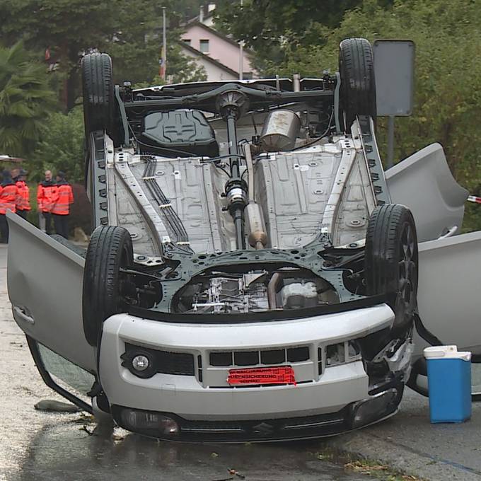 Auto überschlägt sich bei Selbstunfall in Dübendorf