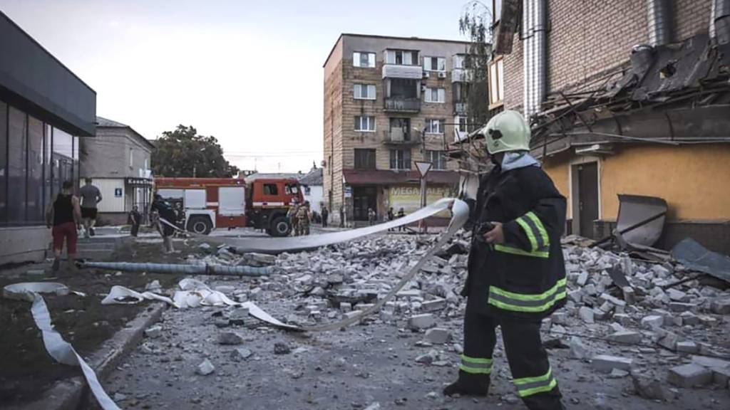 HANDOUT - Bei einem russischen Raketenangriff auf die Stadt Pokrowsk sind mehrere Menschen getötet worden. Foto: Uncredited/Ukrainian Emergency Service/AP/dpa - ACHTUNG: Nur zur redaktionellen Verwendung und nur mit vollständiger Nennung des vorstehenden Credits